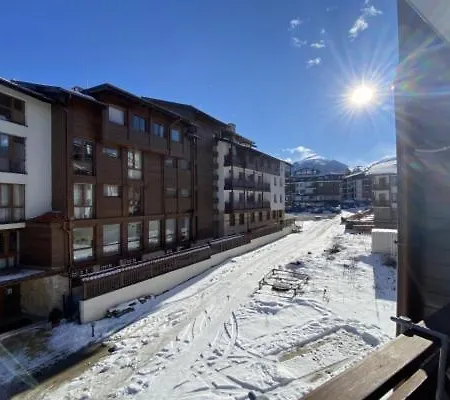 Spacious Modern 1br Near The Gondola דירה